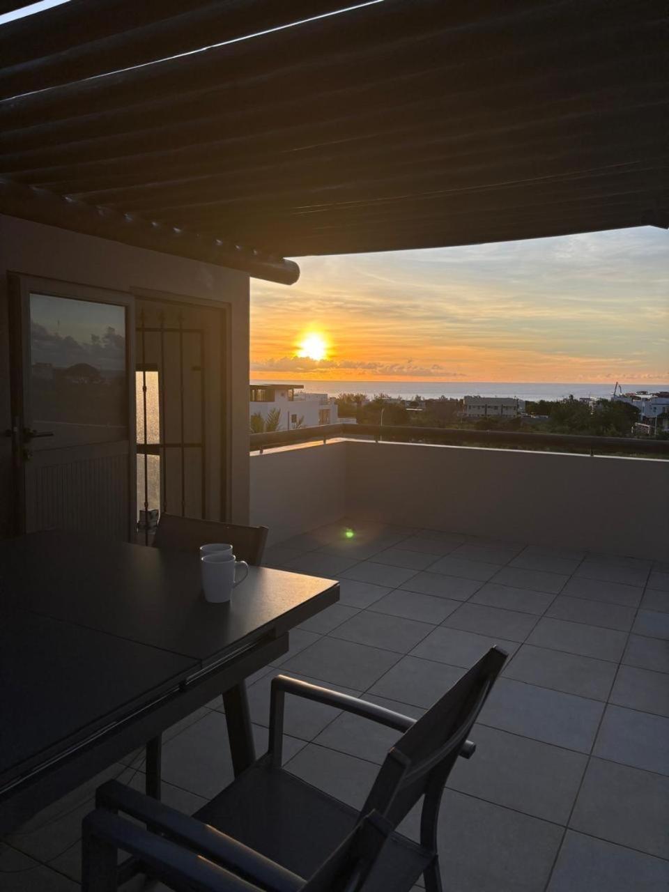 Stunning 3-Bedroom Apartment With Private Rooftop Terrace & Gorgeous Pool Flic-en-Flacq エクステリア 写真